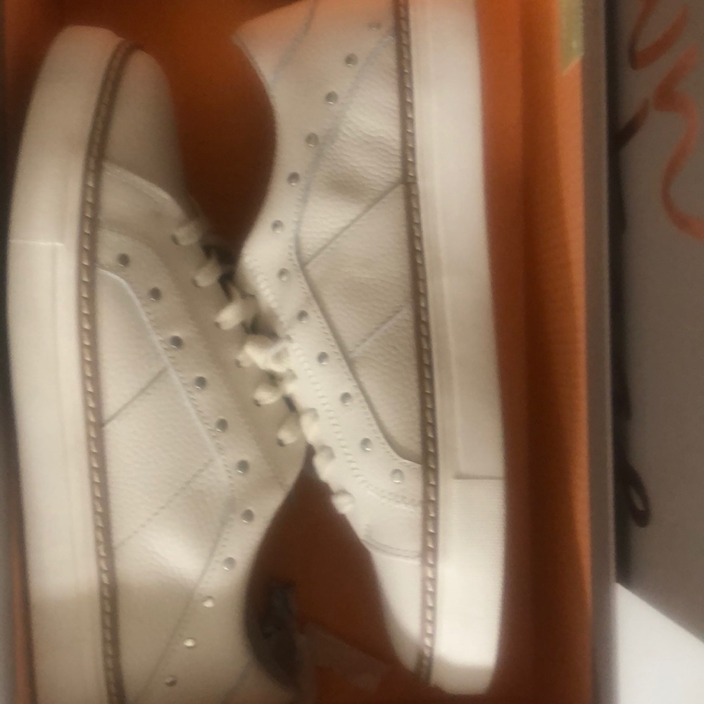 Brand new leather tennis shoe/casual. Never worn
